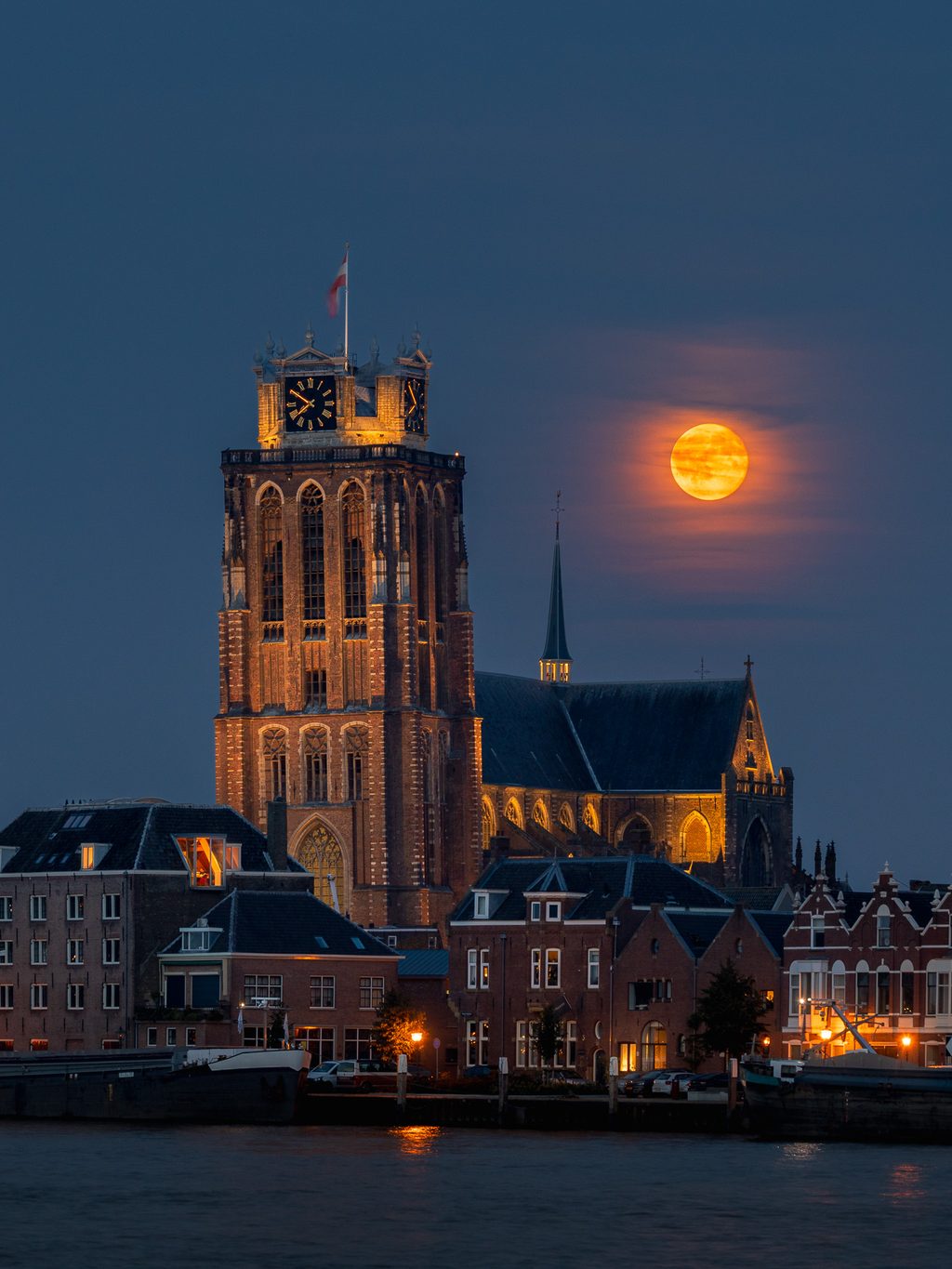 De volle maan rechts van de Grote Kerk, in balans met de toren aan de linkerkant